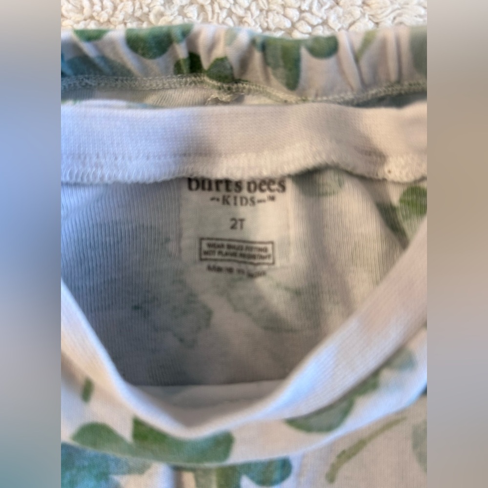 Burt's Bees Kids‎ 2T Green Shamrock Patterned Pajama Set - Picture 3 of 4